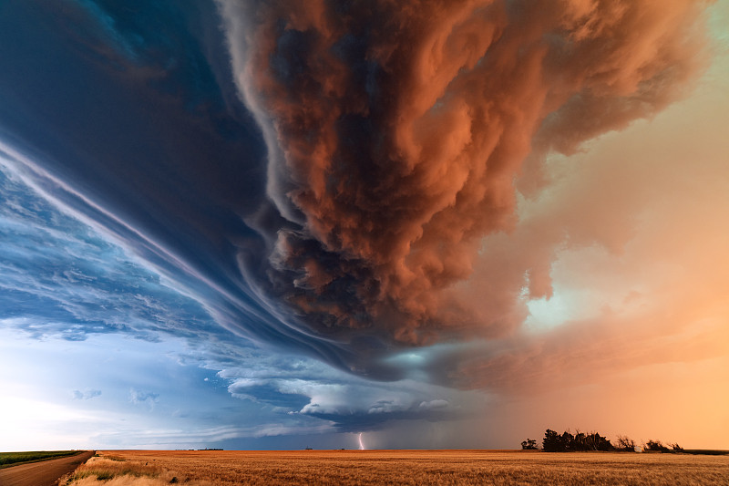 堪萨斯州圣弗朗西斯附近，日落时的超级单体雷暴，云层和闪电引人注目。图片下载