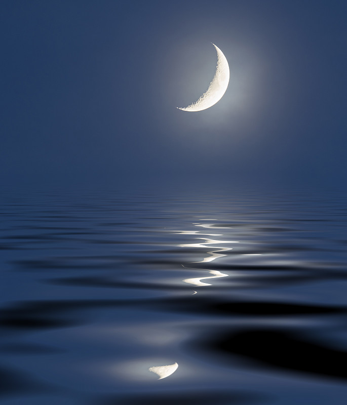 月亮倒影池塘的图片图片