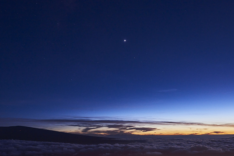 在莫纳克亚山顶,一颗孤独的星星在戏剧性的夜晚景观中闪耀图片下载