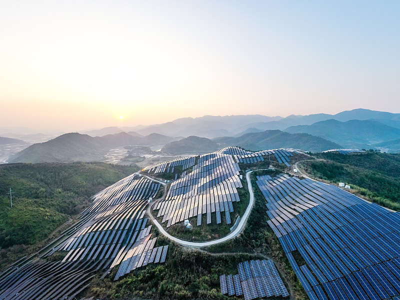 与山上的植物相协调的太阳能发电厂鸟瞰图图片素材