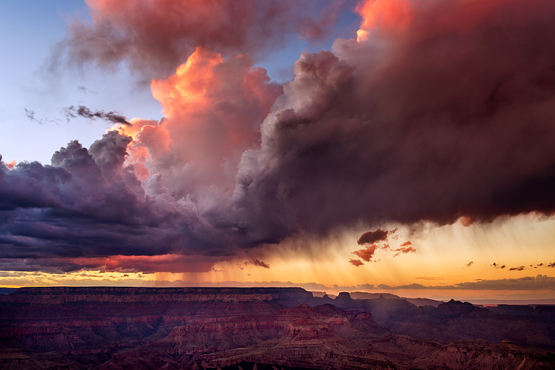 当季风雷雨在大峡谷上空形成时，夕阳照亮了戏剧性的云。图片下载