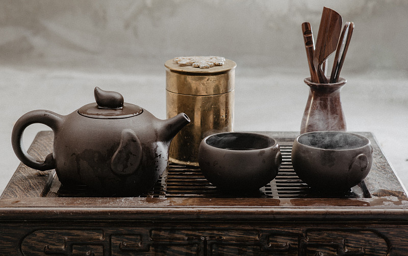 一个铸铁茶壶，抹茶粉和茶搅拌器的摆设图片下载