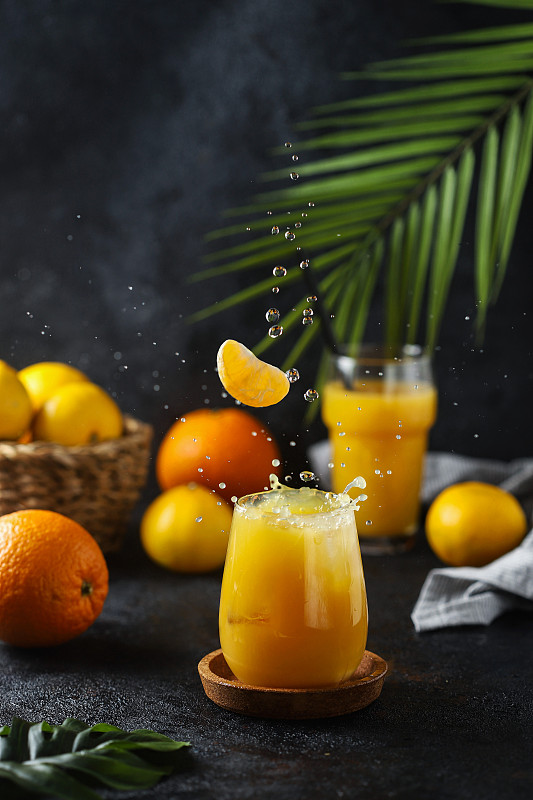 橙汁，橘汁，黑色背景图片下载