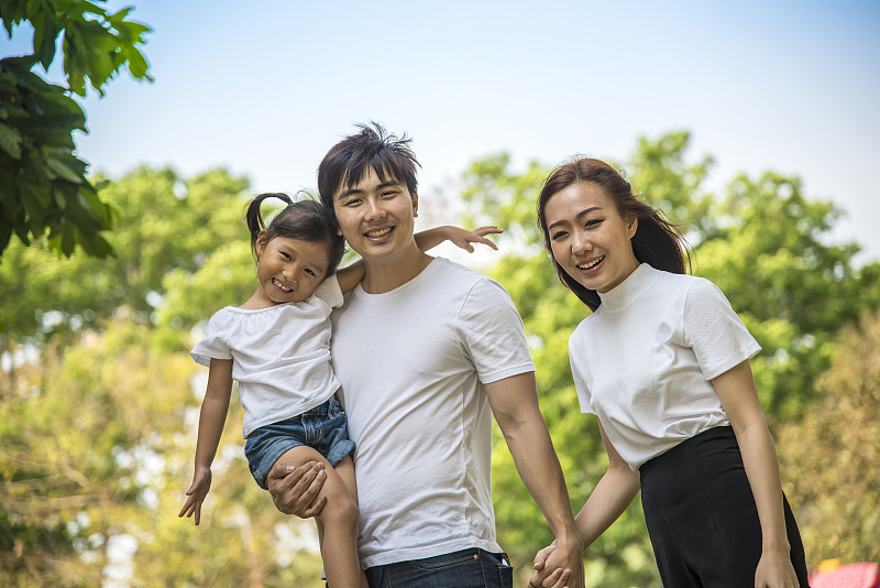 幸福的亚洲家庭，父母和女儿在公园野餐图片下载