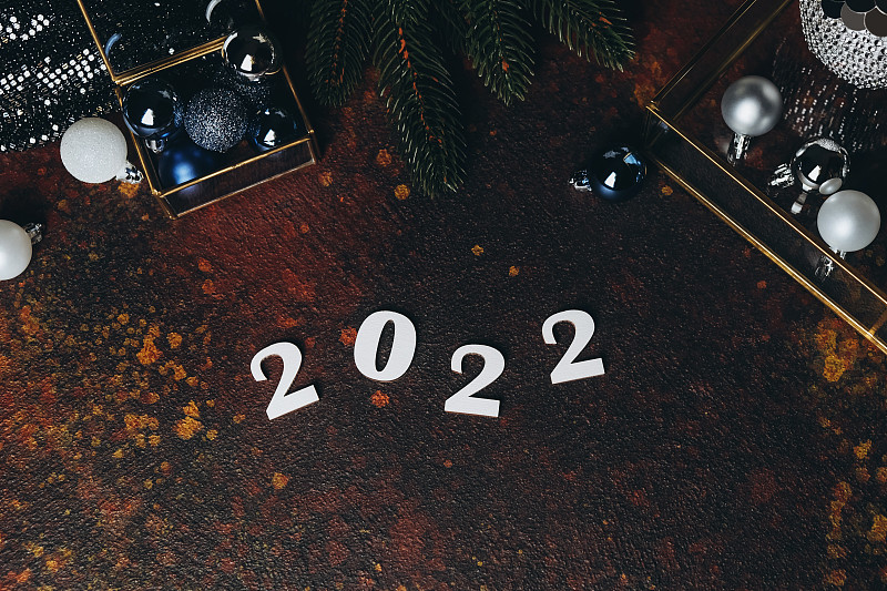 白色木质2022年带蓝色和银色圣诞玩具。图片下载