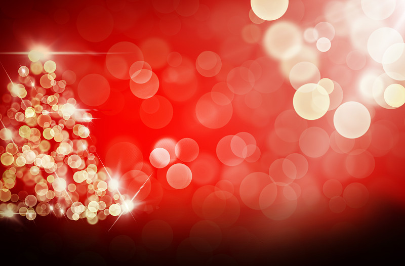 带散焦灯的圣诞树。红色的背景。图片下载