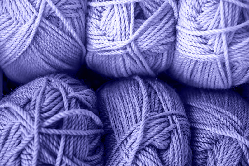 编织用的许多毛线球。在工艺品店卖毛线。2022年年度流行色图片素材