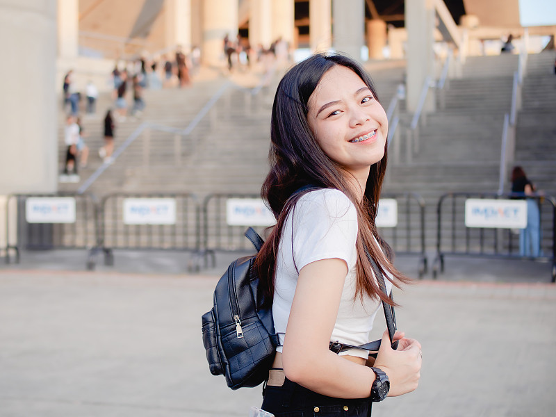 快乐的亚洲年轻女子户外肖像图片下载