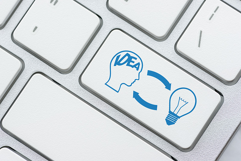 创造性的想法，人类的想象力的概念:人类的大脑与单词idea和电脑按钮上的一个灯泡。图片下载