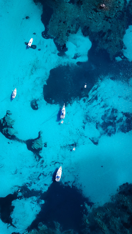 意大利马德琳群岛附近停泊的船只图片素材