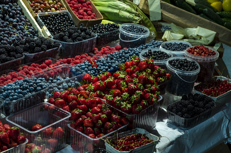 市场上出售的水果的高角度视角摄影图片