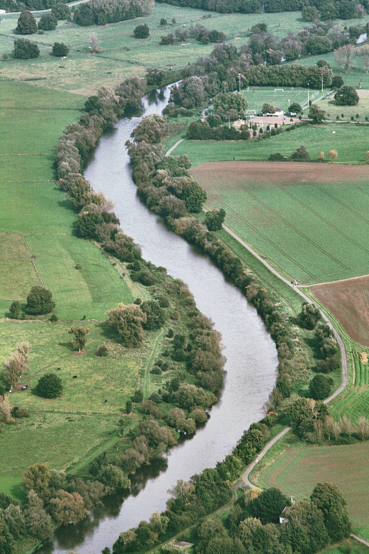 田野中河流的高角度视图摄影图片