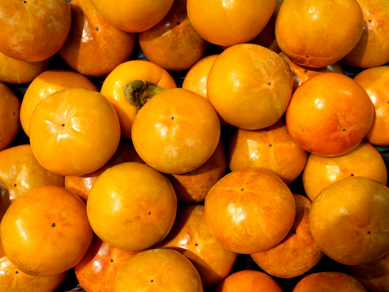 市场摊位出售的橙子的高角度视角摄影图片