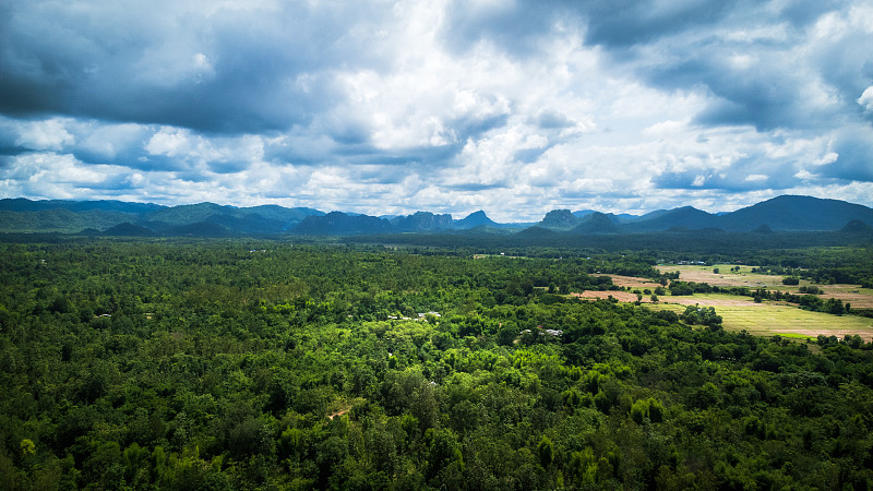 航拍美丽的雨季林区摄影图片