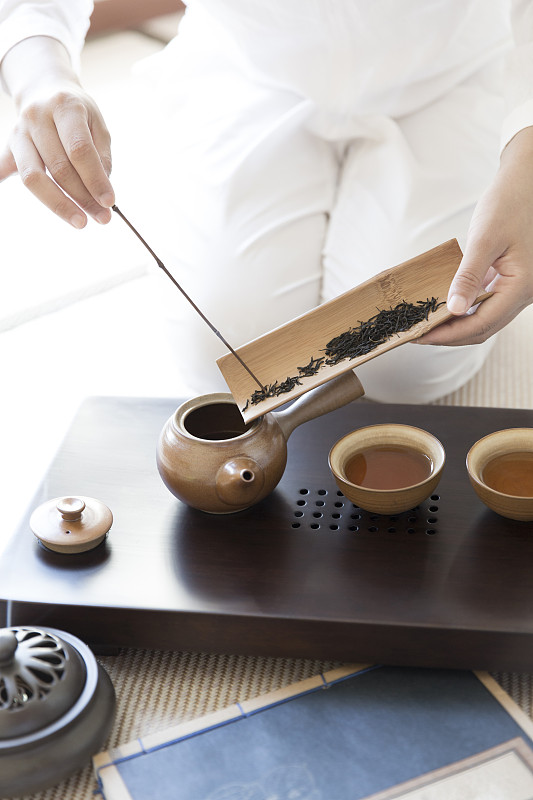 制茶、茶具、中国传统茶艺、茶文化、精美香炉、蒲团、中国传统书籍图片下载