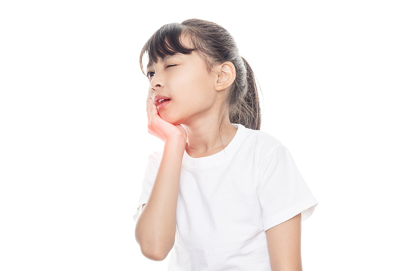 年轻的亚洲女孩用手触摸嘴巴，因为牙痛或牙齿疾病，牙齿被隔离在白色背景上，带有修剪路径。牙医的概念。图片下载