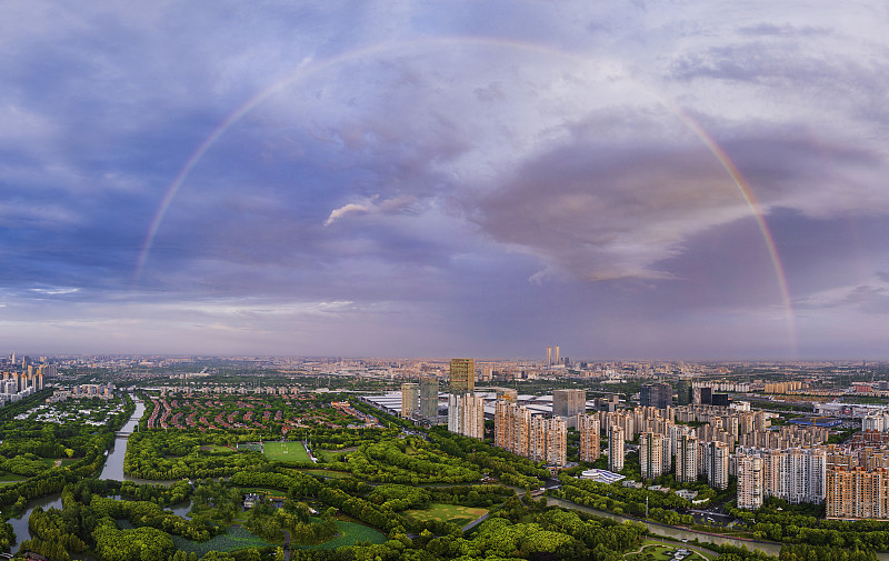 上海上空的彩色彩虹图片下载