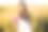 美丽的亚洲女孩5-6岁，穿着白色背心裙，手里拿着一束野花，享受着夏日的日落。无忧无虑的童年快乐的概念摄影图片