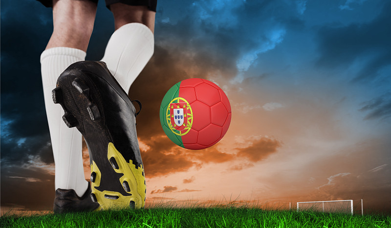 足球靴踢葡萄牙球的合成图像图片下载
