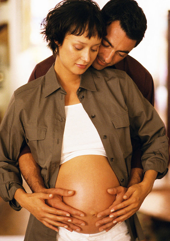 男人摸孕妇的肚子图片下载