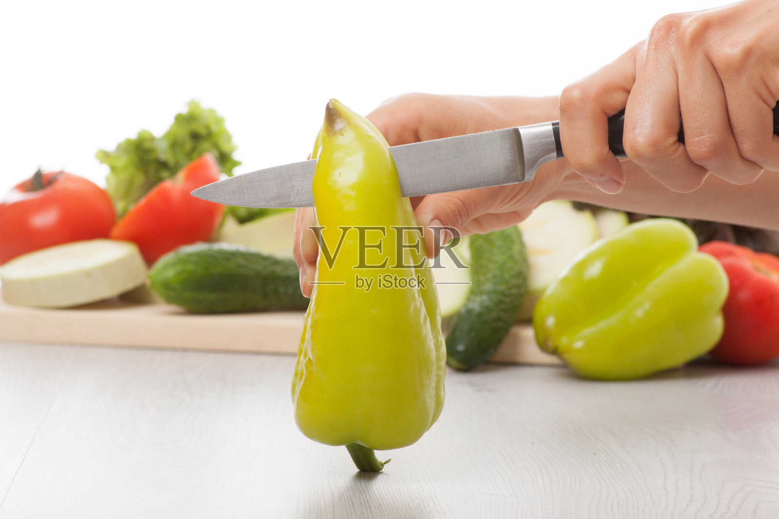 女用刀，切胡椒粉照片摄影图片