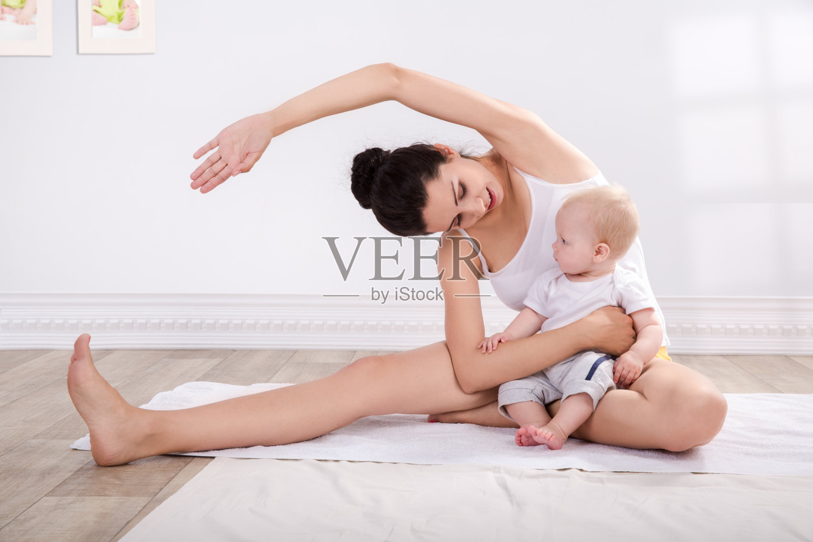 健康的母亲和婴儿在做体操照片摄影图片