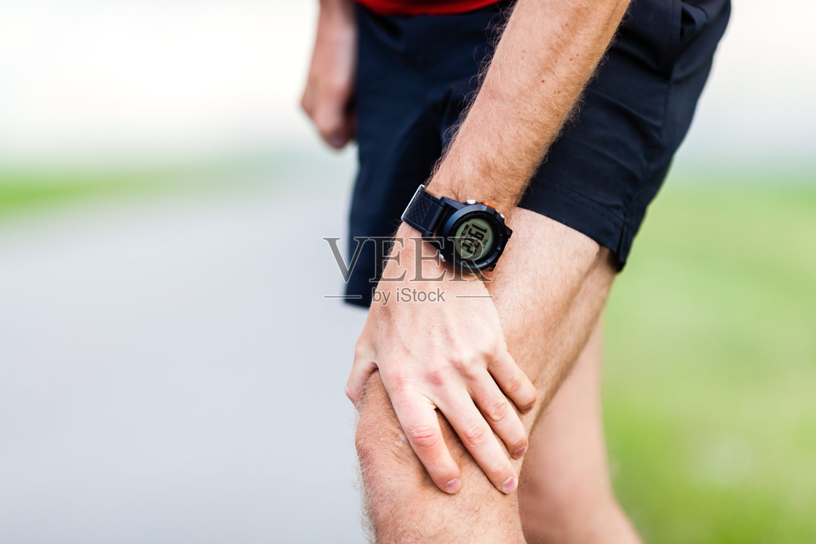 因跑步受伤膝盖疼痛的男子照片摄影图片