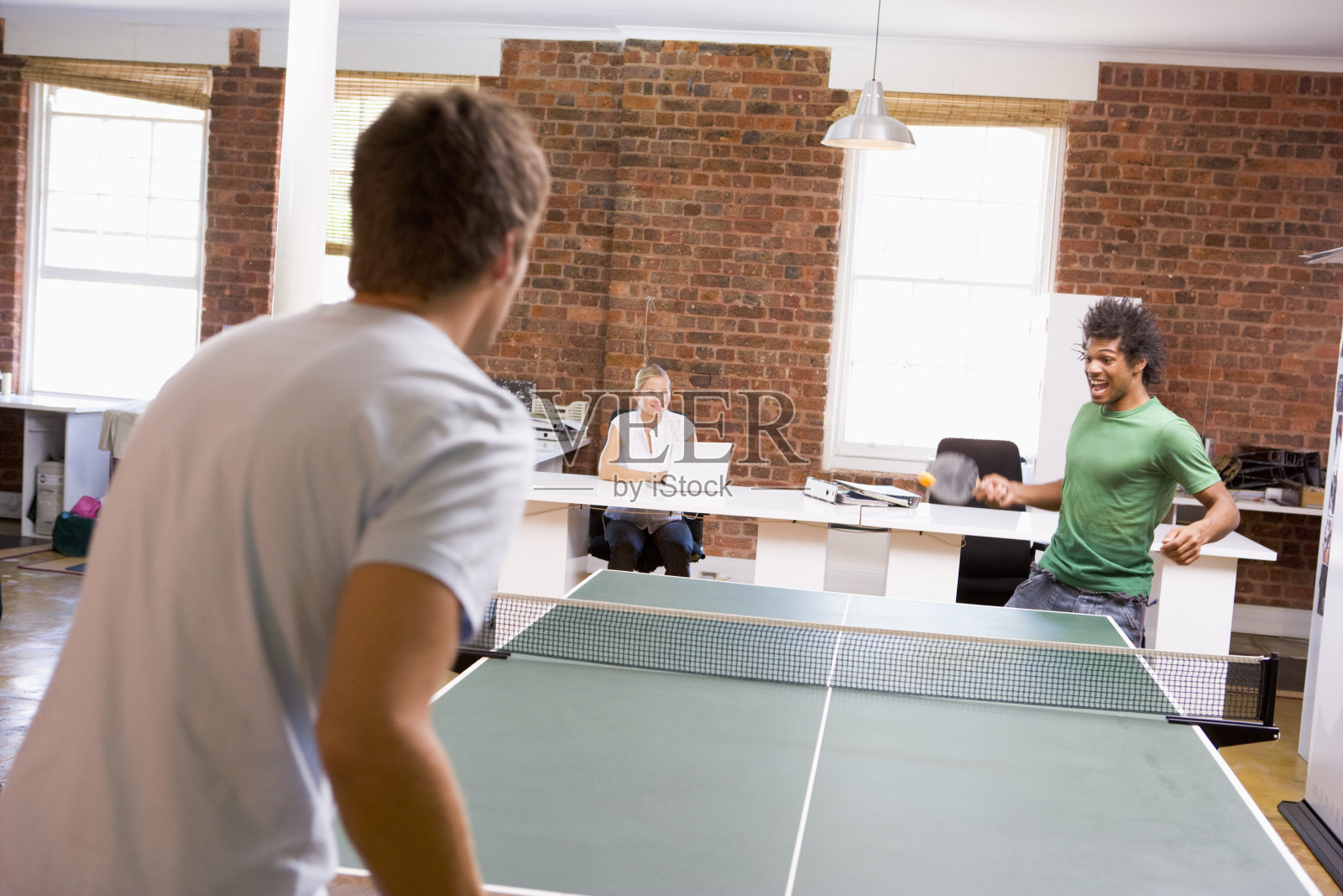 两个男人在办公室打乒乓球照片摄影图片