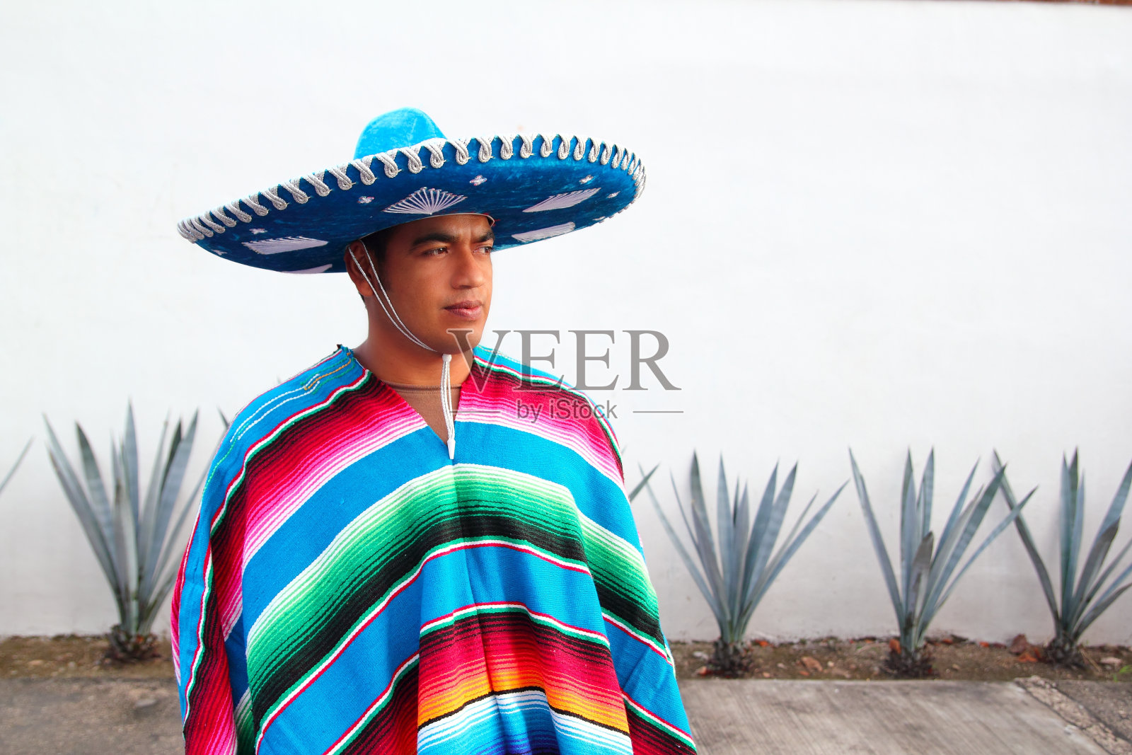 英俊的墨西哥男子charro帽，serape龙舌兰照片摄影图片