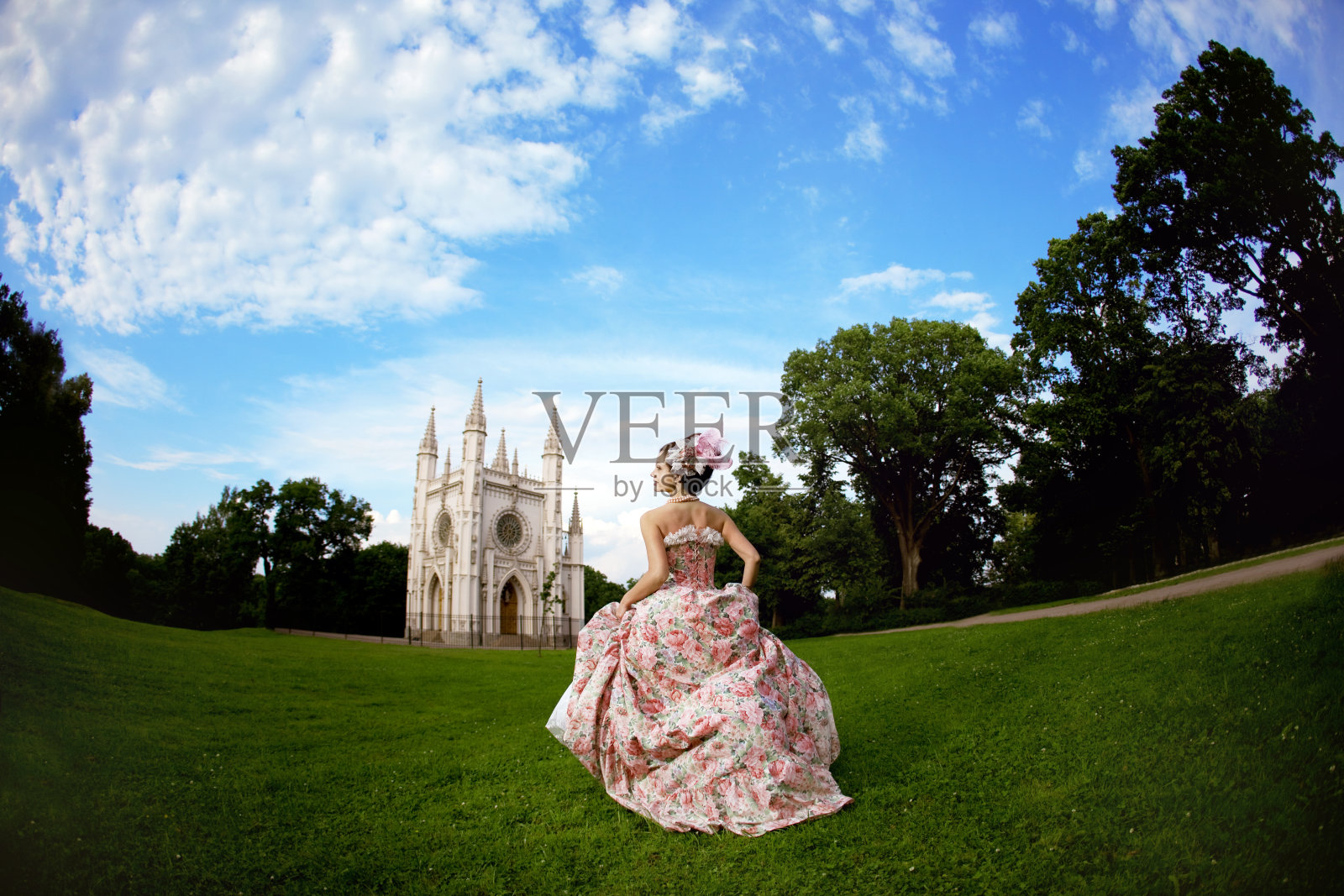 公主在魔法城堡前穿着复古的裙子照片摄影图片