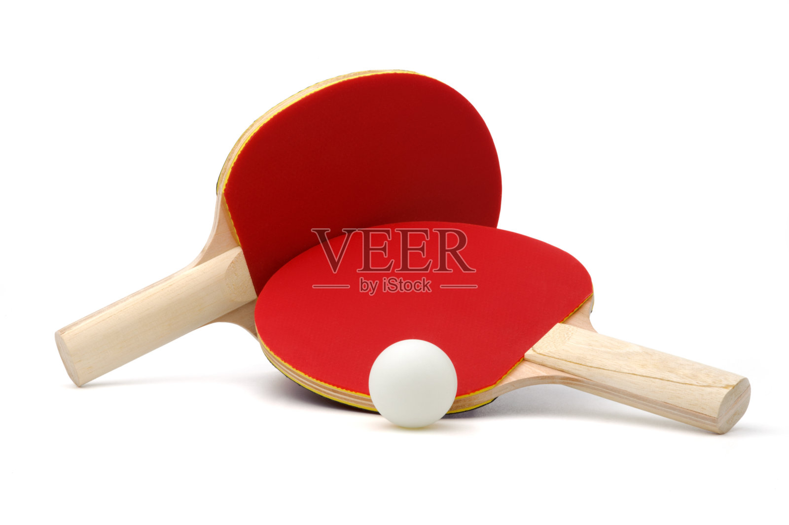 两个红色的乒乓球拍和白色的球在白色的地面上照片摄影图片