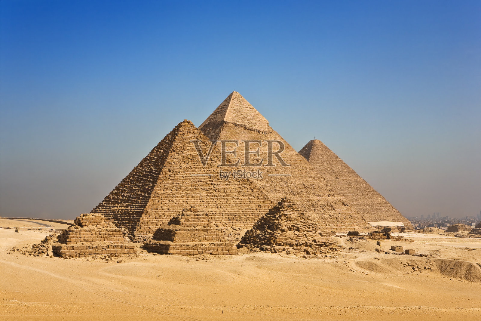 埃及开罗的蓝天映衬着吉萨金字塔照片摄影图片