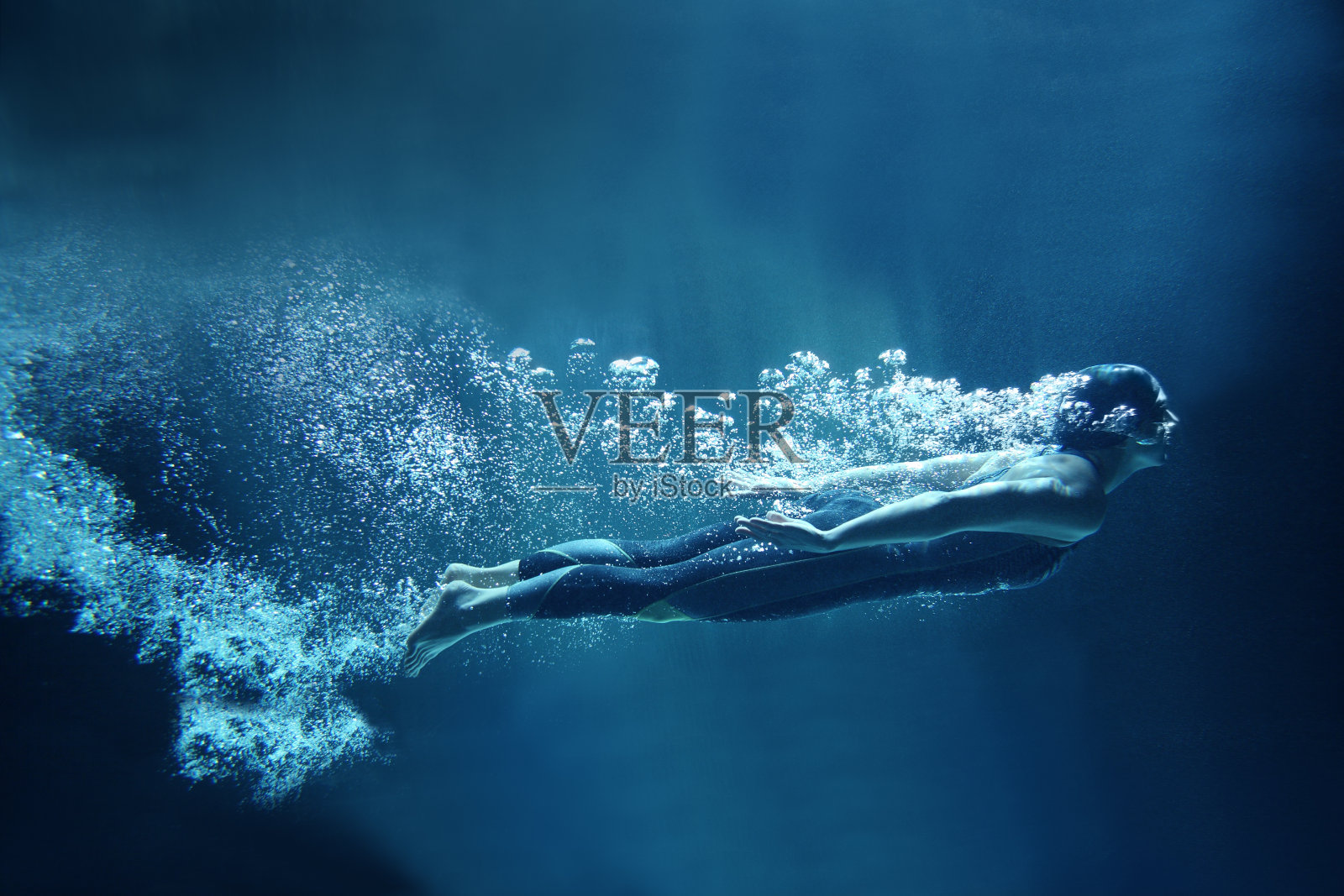 女性游泳者在水下流动的蓝色背景照片摄影图片