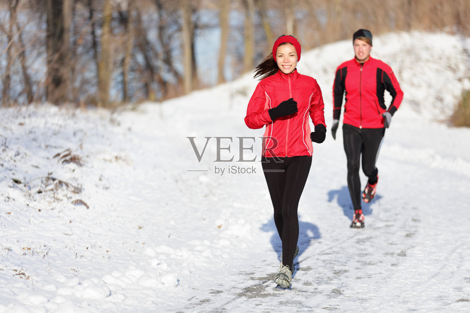 冬季跑步运动夫妇照片摄影图片