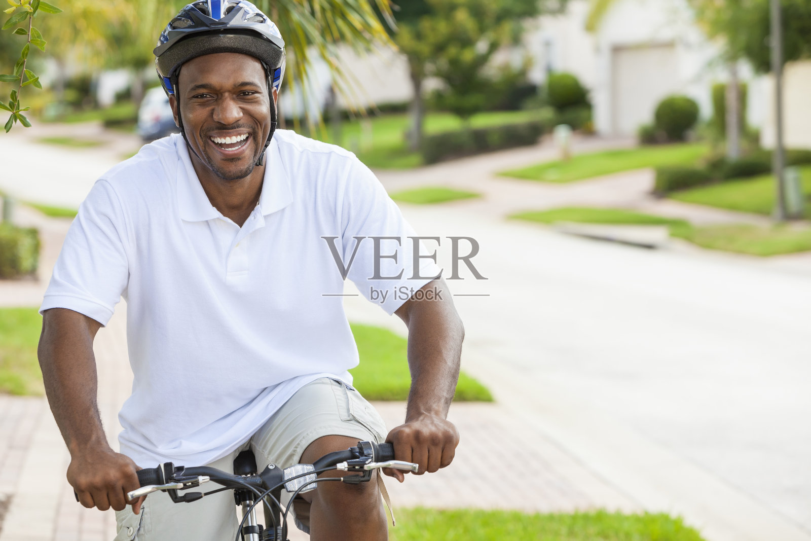 非裔美国人在夏天骑自行车照片摄影图片