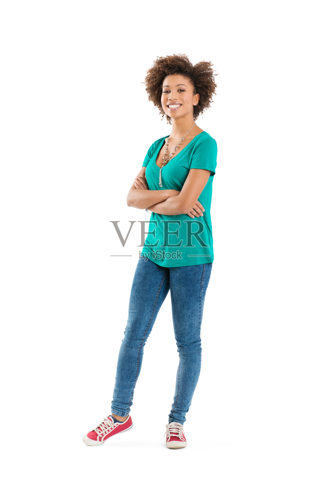 微笑的年轻女子绿色t恤和蓝色牛仔裤照片摄影图片