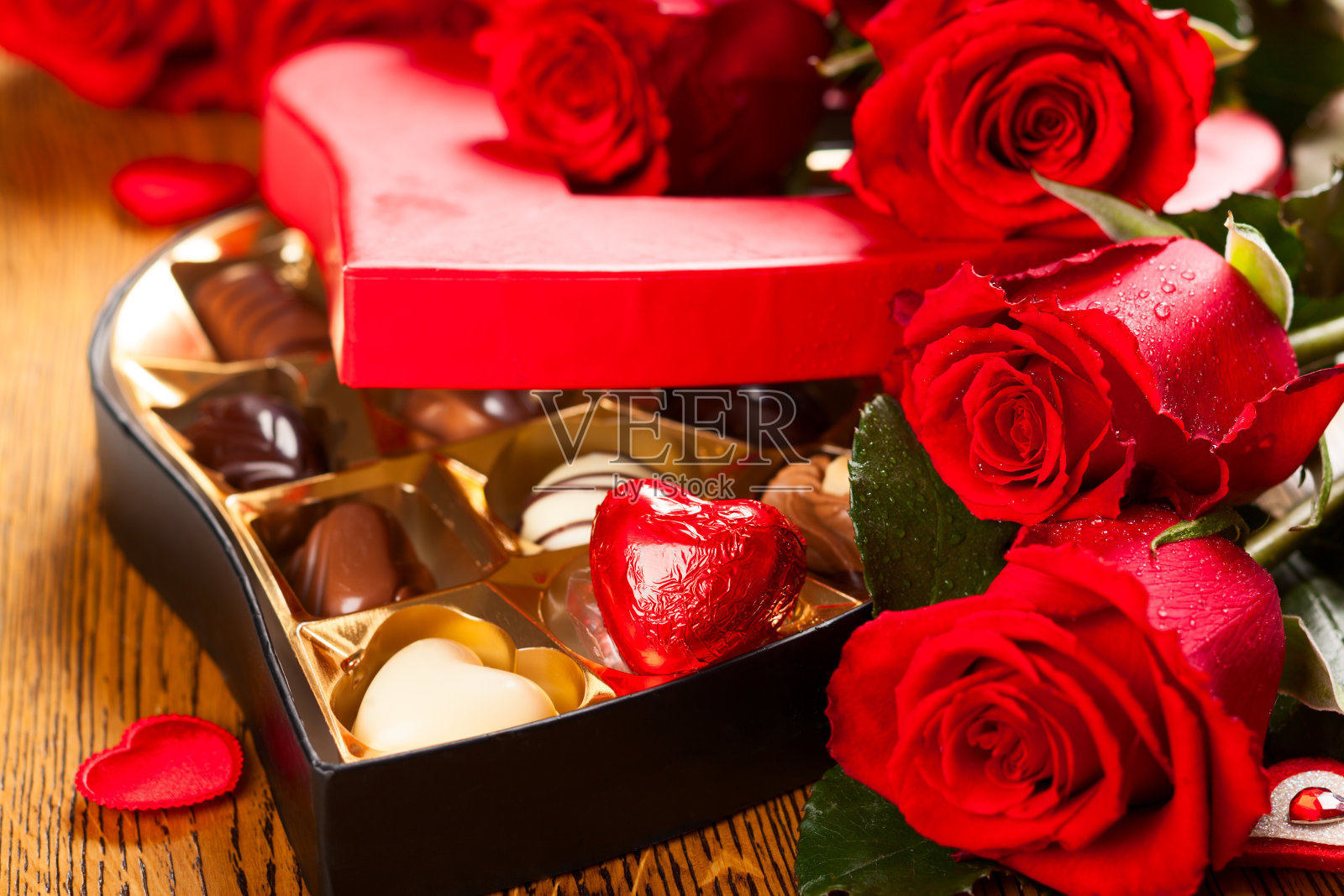 一盒红玫瑰松露巧克力照片摄影图片