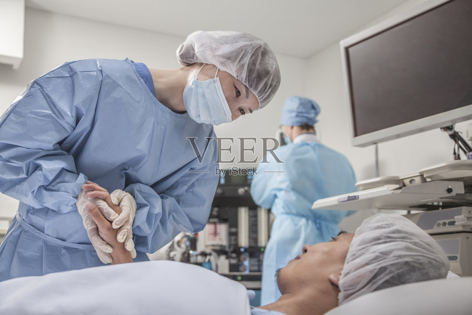 外科医生咨询病人，手牵着手，为手术做准备照片摄影图片