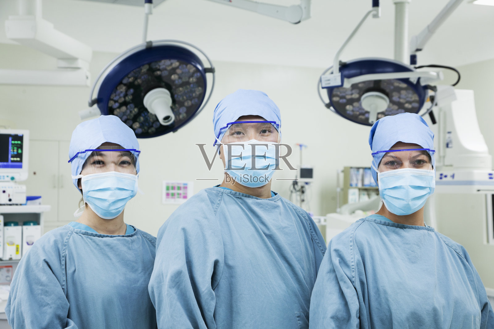 外科医生在手术室里戴着口罩照片摄影图片
