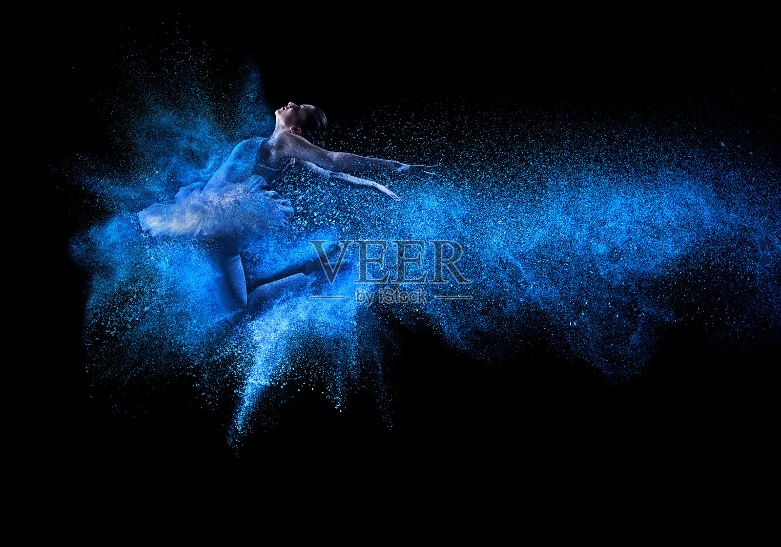 年轻美丽的舞者跃入蓝色的粉云照片摄影图片