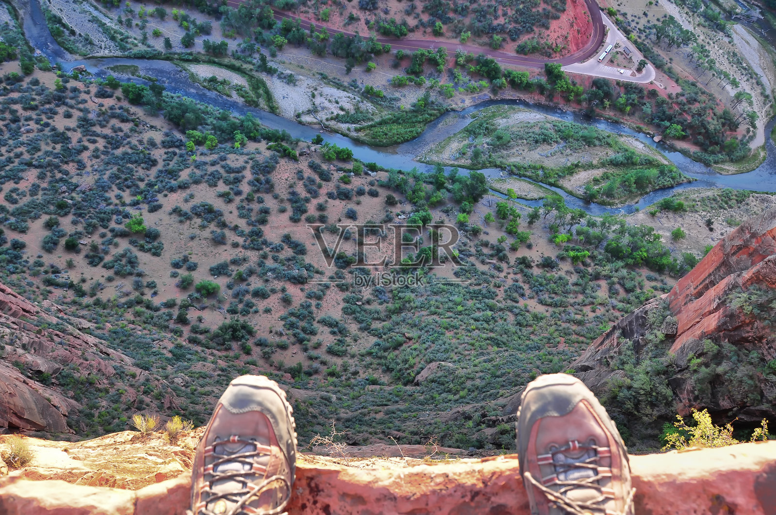 人的脚站在悬崖峭壁的边缘照片摄影图片