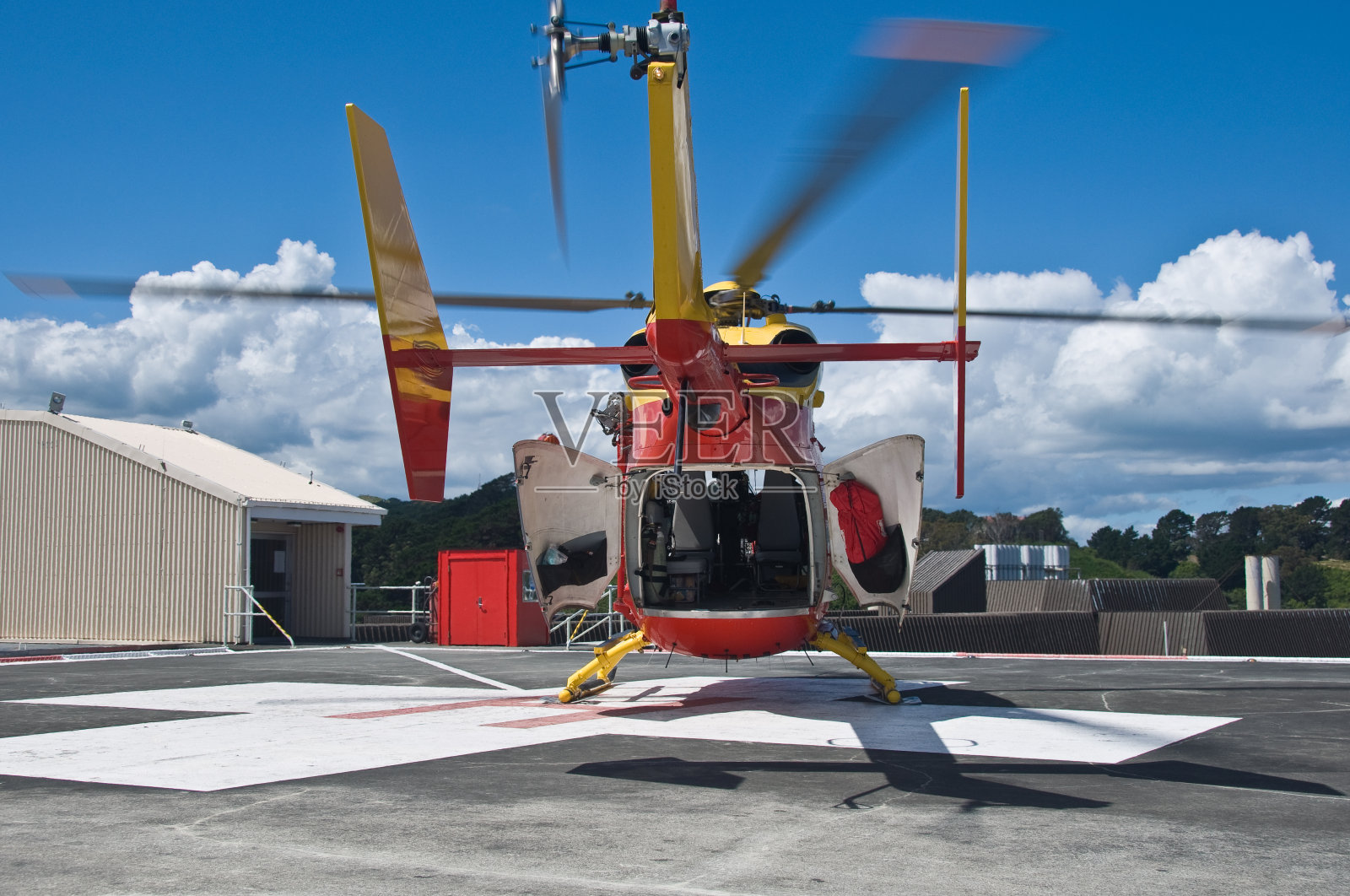 直升机坪上的救援直升机照片摄影图片