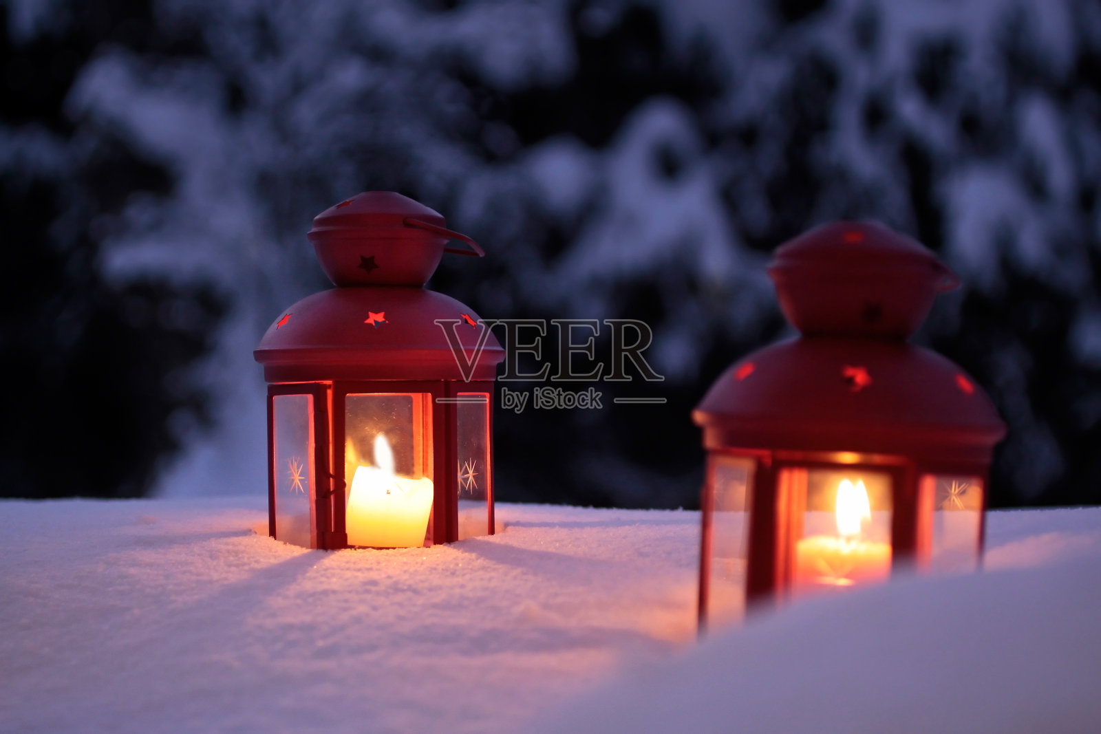 雪中两盏燃着的灯笼照片摄影图片