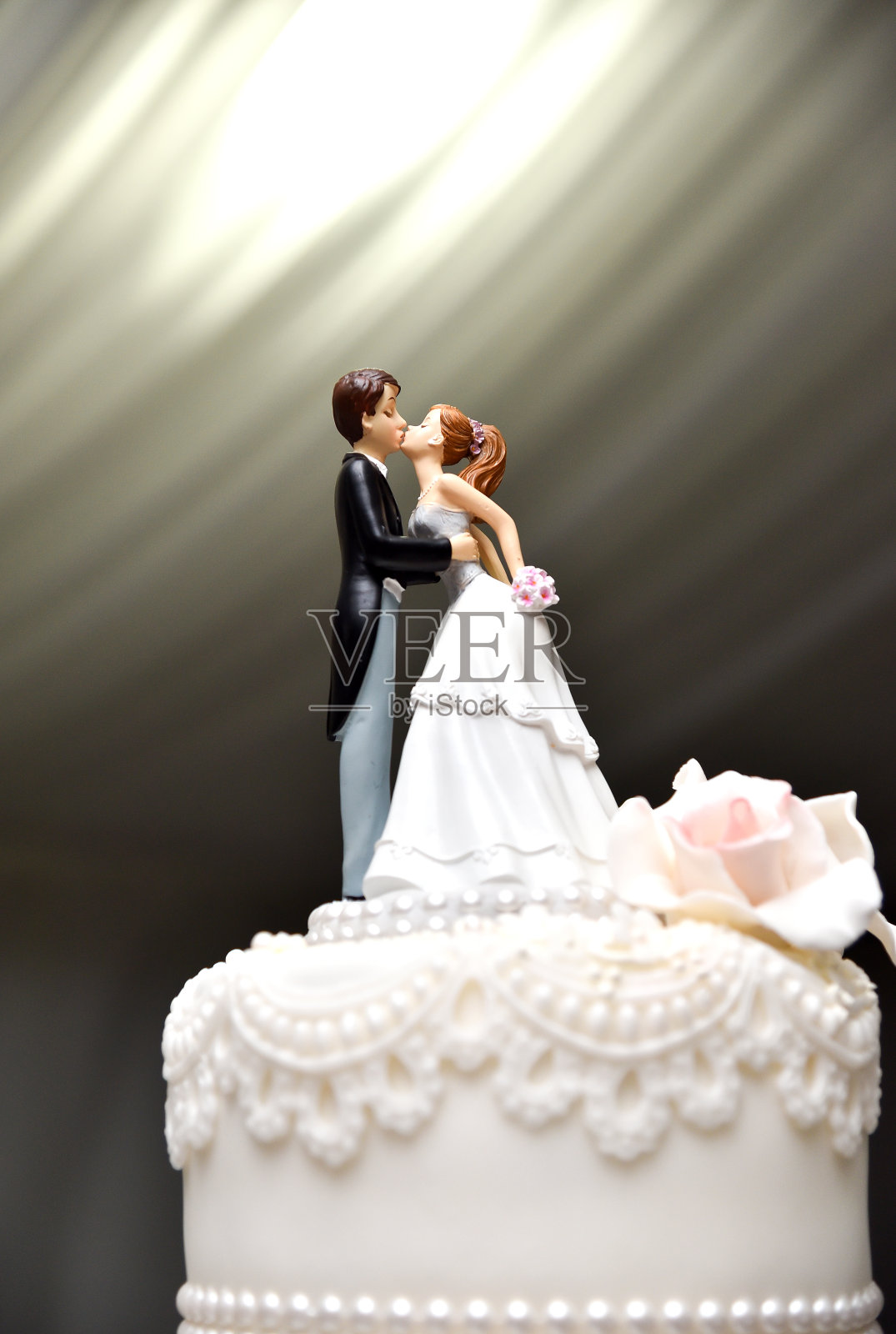 蛋糕上的新婚夫妇图照片摄影图片