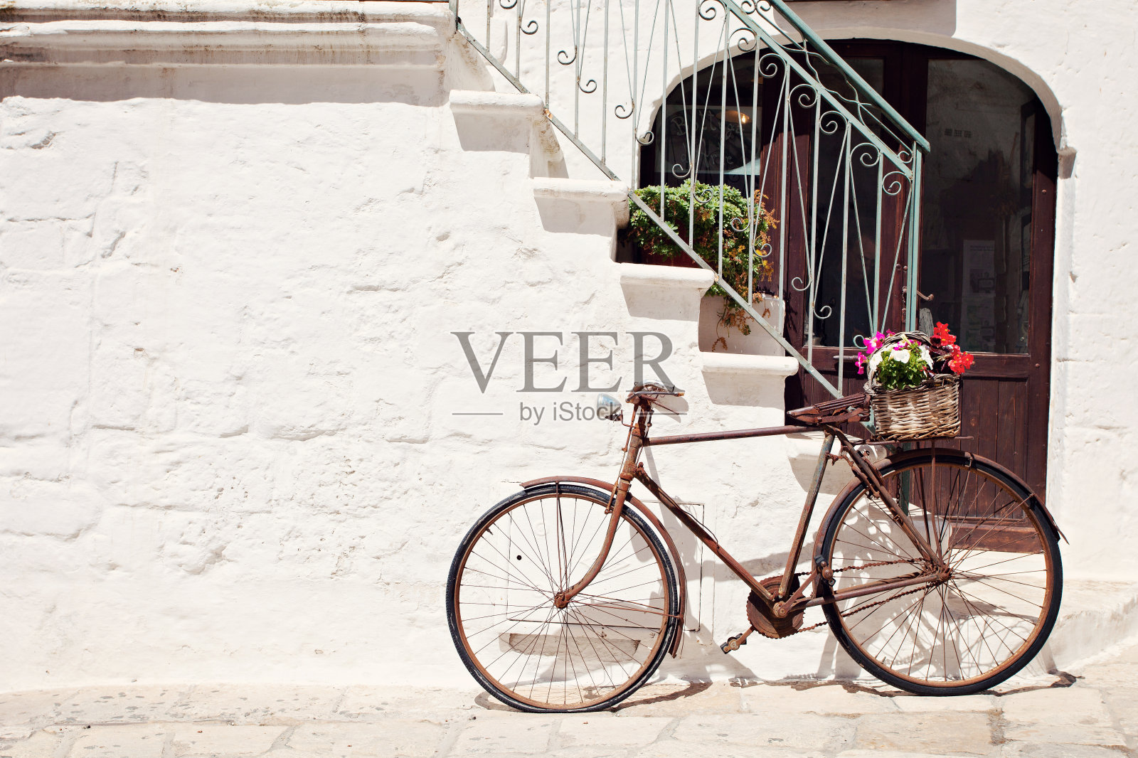 一辆意大利老式自行车沿着台阶走着照片摄影图片