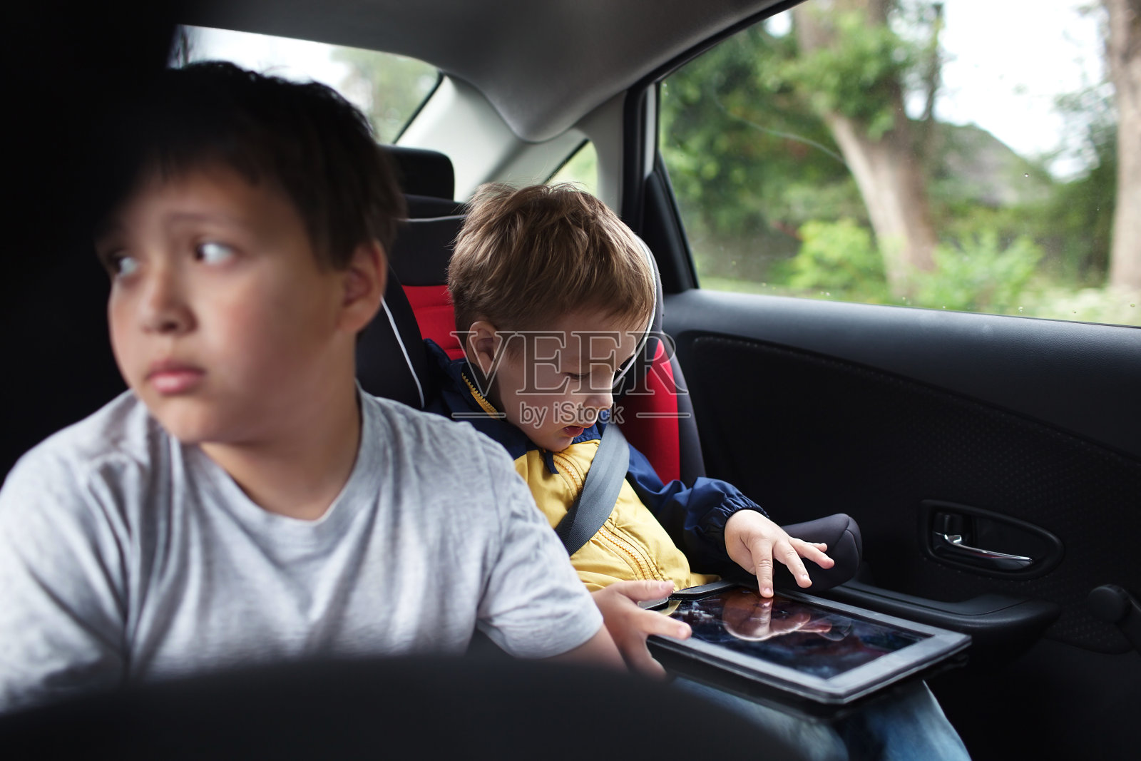 两个男孩在汽车后座上旅行照片摄影图片
