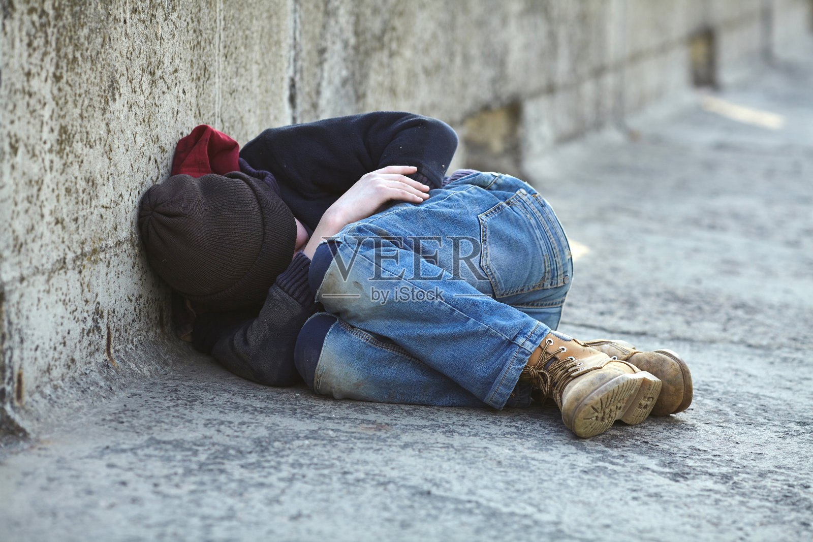 无家可归的小男孩睡在桥上照片摄影图片