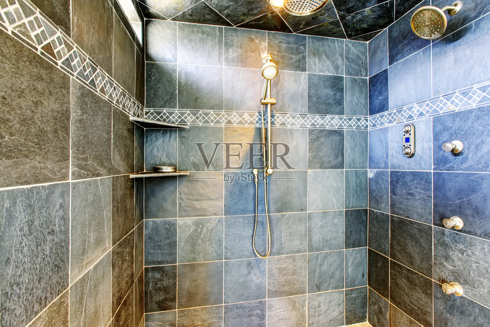 现代浴室步入式淋浴与蒸汽现代系统。照片摄影图片