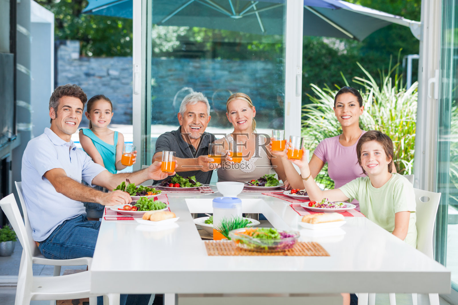 几代同堂的家庭在户外吃饭照片摄影图片