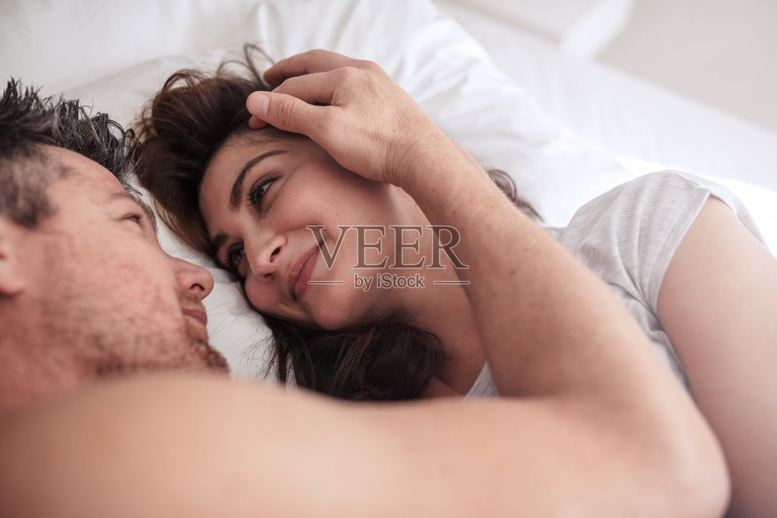 浪漫的情侣躺在床上照片摄影图片